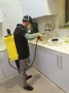 رش مبيدات آمنة للاطفال